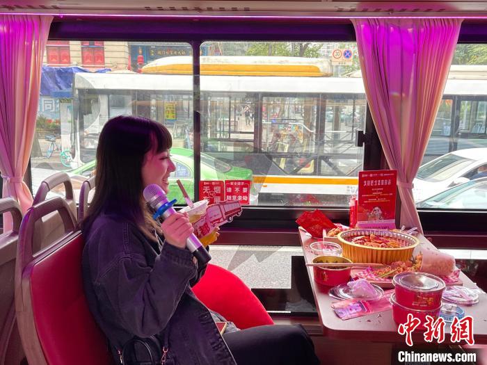 Galeria: “ônibus de hotpot” entra na operação em Chengdu