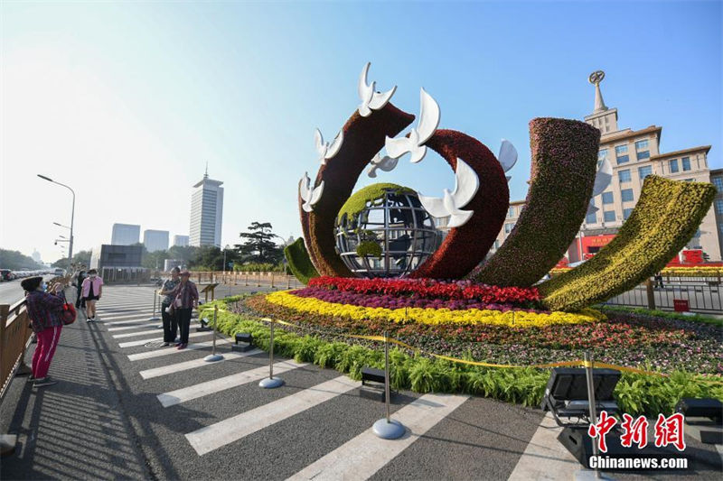 Galeria: canteiros temáticos são colocados ao longo da Avenida Chang'an em Beijing 