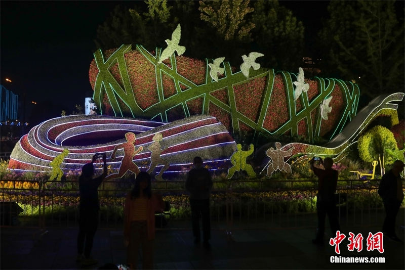 Galeria: canteiros temáticos são colocados ao longo da Avenida Chang'an em Beijing 