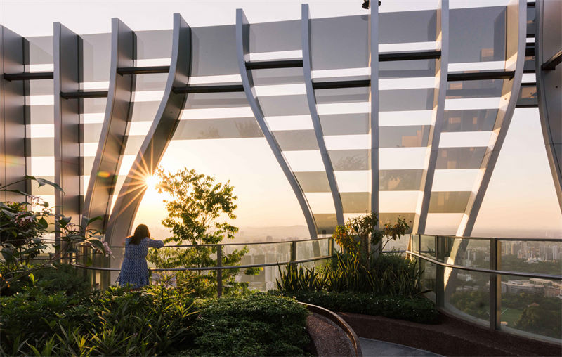 Cingapura construi arranha-céu decorado com vegetação verde