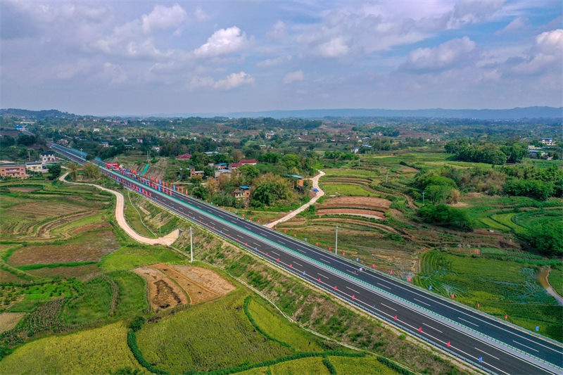 Uma nova autoestrada  é concluída no sudoeste da China