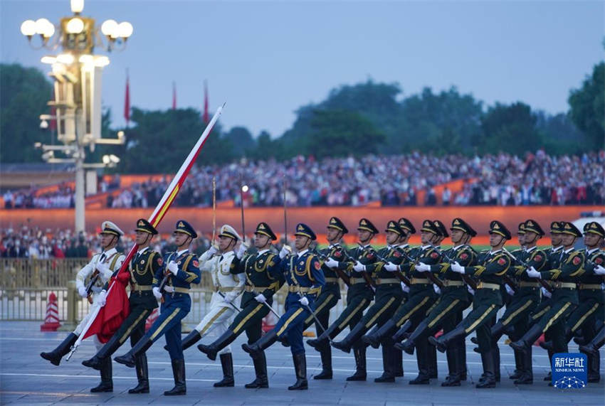 Cerimônia de hasteamento da bandeira na Praça Tiananmen no Dia Nacional