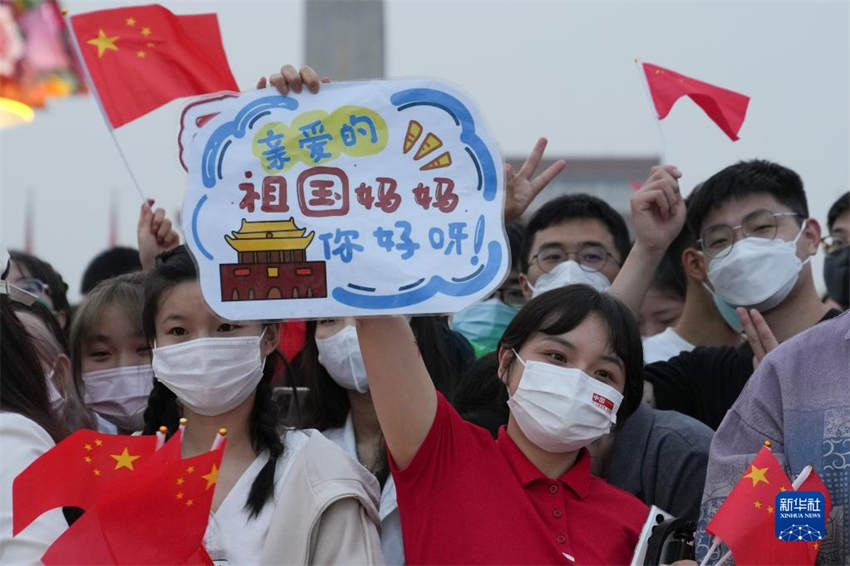 Cerimônia de hasteamento da bandeira na Praça Tiananmen no Dia Nacional