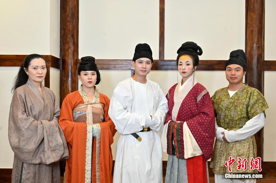 Guangxi: equipe de restauração de “Hanfu” de geração pós-90 mostra trajes tradicionais chineses