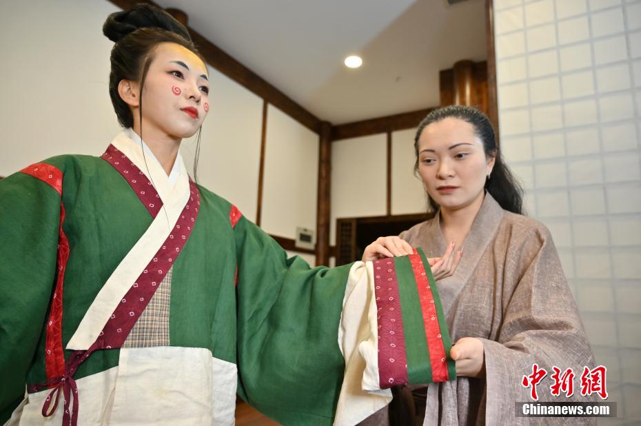 Guangxi: equipe de restauração de “Hanfu” de geração pós-90 mostra trajes tradicionais chineses