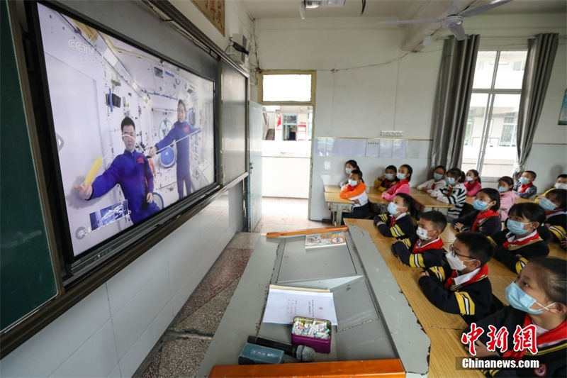 Astronautas chineses dão palestra no módulo de laboratório da estação espacial