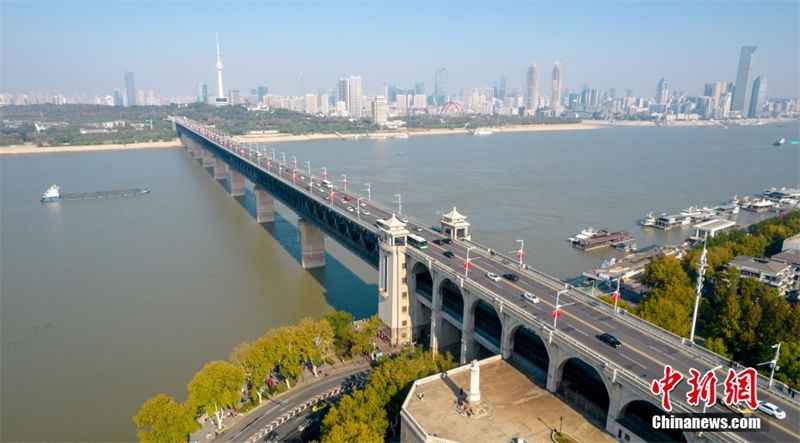 Wuhan: ponte sobre rio Yangtze registra seu 65º aniversário