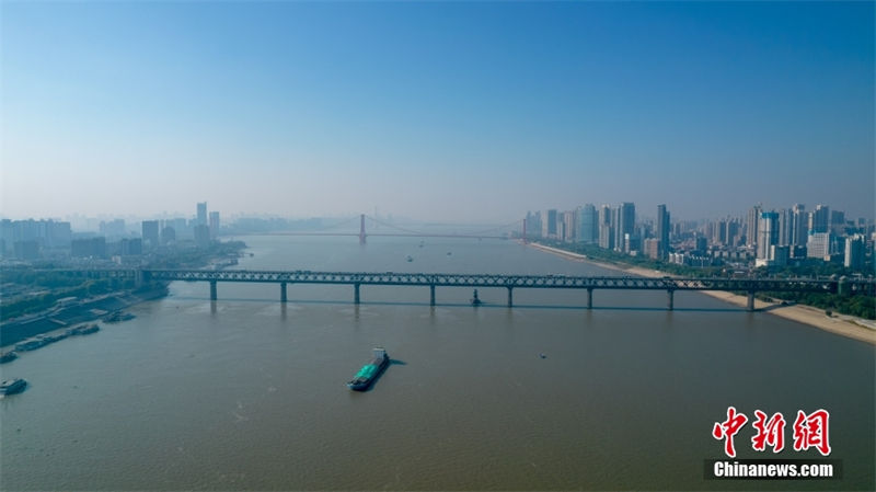 Wuhan: ponte sobre rio Yangtze registra seu 65º aniversário