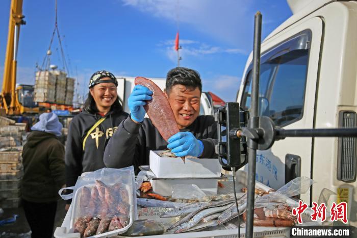 Shandong: pescadores vendem mariscos por transmissão ao vivo