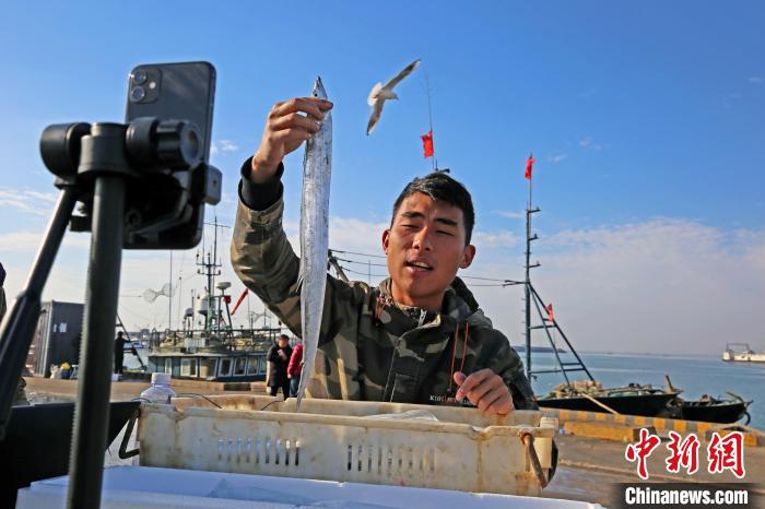 Shandong: pescadores vendem mariscos por transmissão ao vivo