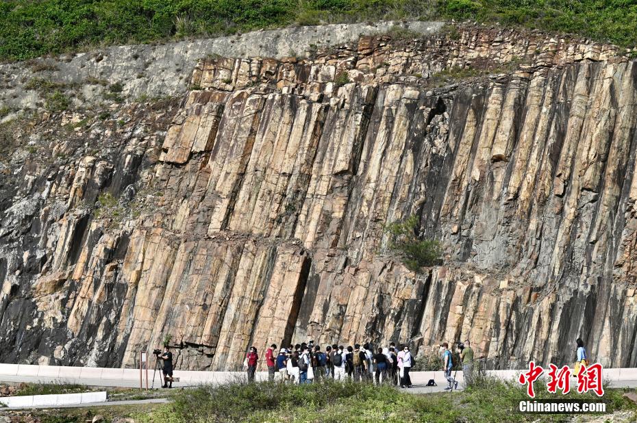 Hong Kong: grupo de colunas de riólito do período Cretáceo entra nos primeiros 100 sítios de patrimônio geológico da IUGS

