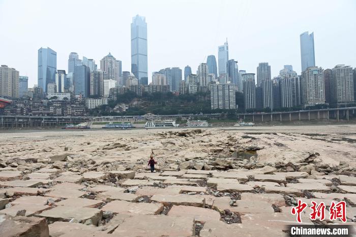 Chongqing: rio Jialing entra na estação seca