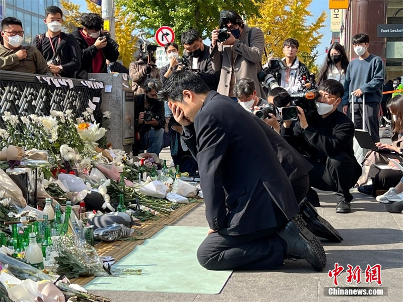 Coreia do Sul: pessoas lamentam vítimas de tumulto