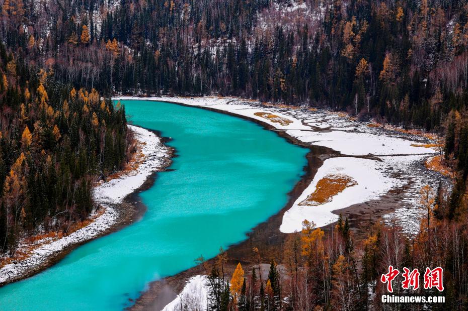 Xinjiang: área cênica de Kanas coberta de neve