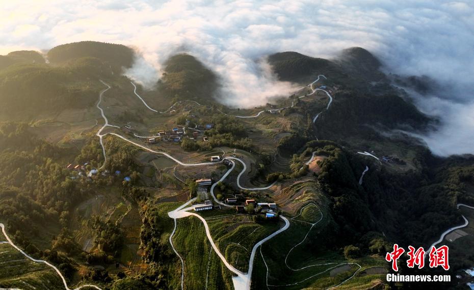 Chongqing: nuvens decoram paisagem rural