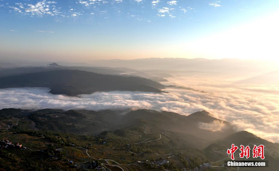 Chongqing: nuvens decoram paisagem rural