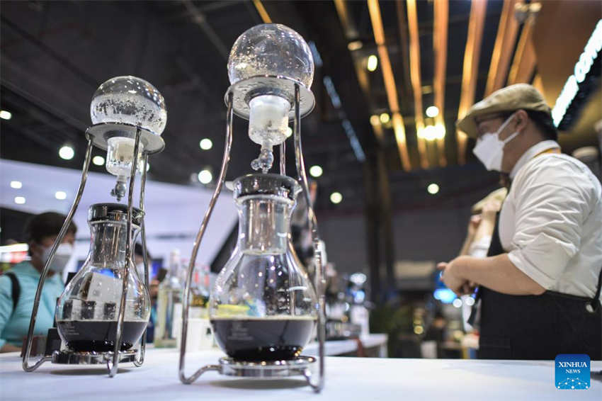 Alimentos do mundo inteiro são exibidos durante a 5ª CIIE