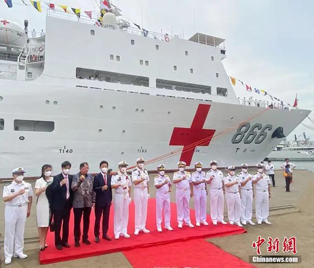 Navio-hospital Arca da Paz da Marinha chinesa visita Indonésia