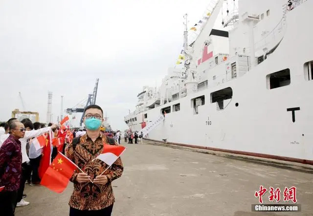 Navio-hospital Arca da Paz da Marinha chinesa visita Indonésia