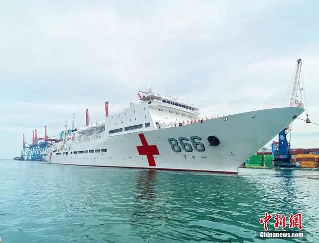 Navio-hospital Arca da Paz da Marinha chinesa visita Indonésia