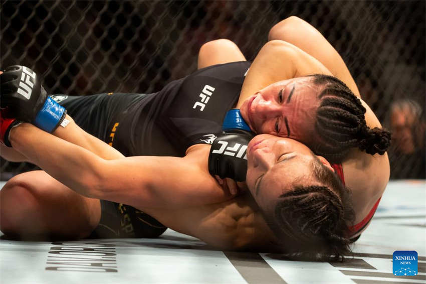 Zhang Weili reconquista cinturão no UFC 281