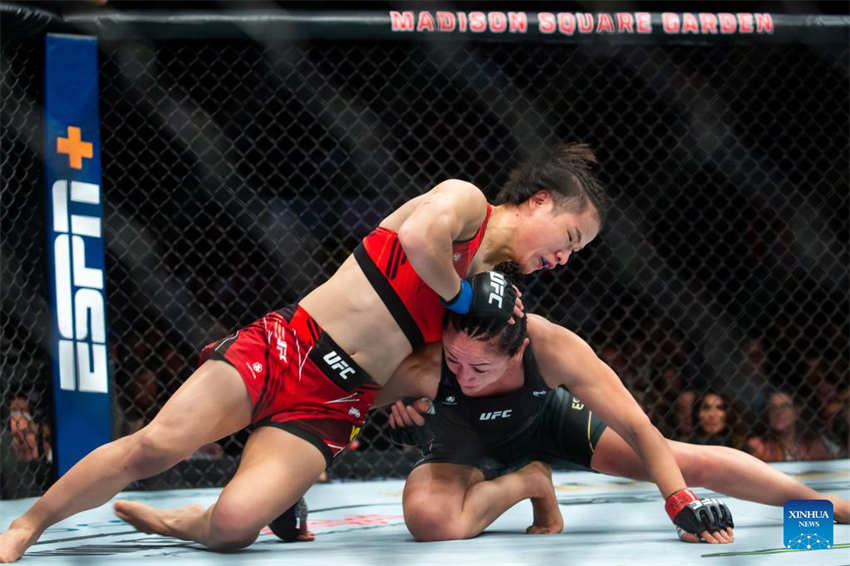 Zhang Weili reconquista cinturão no UFC 281