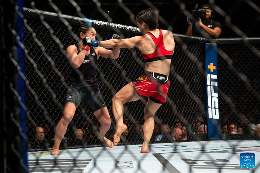 Zhang Weili reconquista cinturão no UFC 281