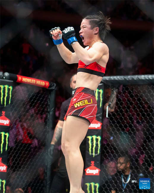 Zhang Weili reconquista cinturão no UFC 281