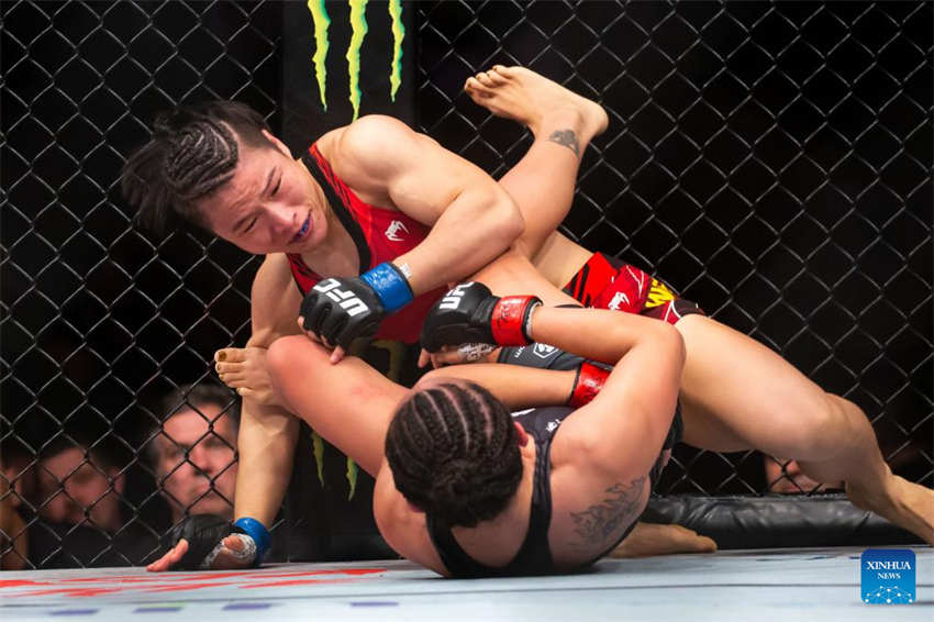 Zhang Weili reconquista cinturão no UFC 281