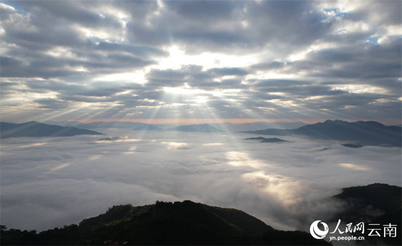 Yunnan: nuvens decoram a montanha Jinuo