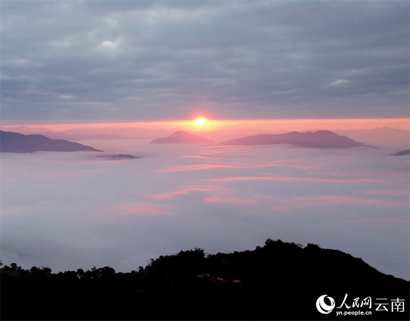 Yunnan: nuvens decoram a montanha Jinuo