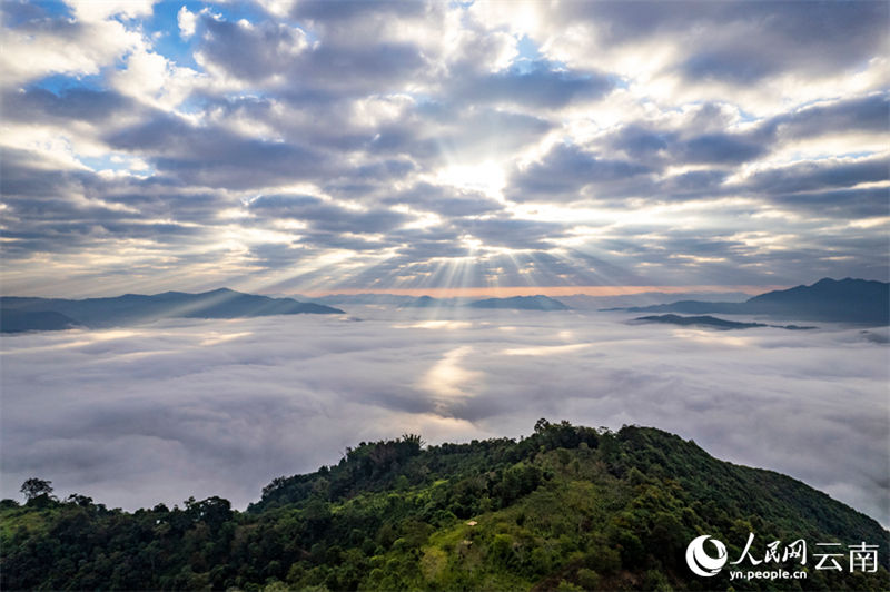 Yunnan: nuvens decoram a montanha Jinuo