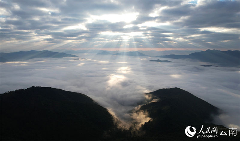 Yunnan: nuvens decoram a montanha Jinuo