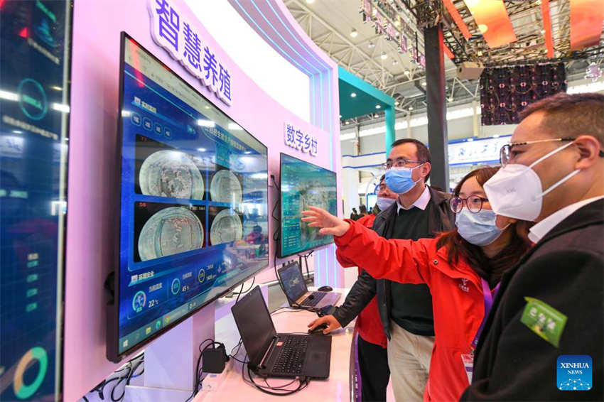 Grande exposição de alta tecnologia é inaugurada no sudoeste da China