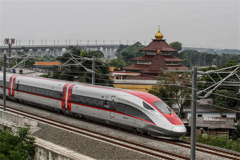 Teste do trem de alta velocidade Jacarta-Bandung é bem-sucedido