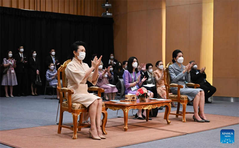 Peng Liyuan visita Instituto de Música da Princesa Galyani Vadhana na Tailândia