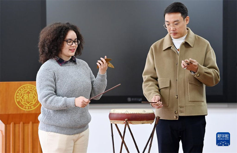 Brasileira pratica tambor chinês para difundir cultura chinesa