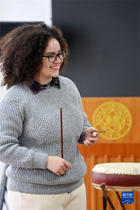 Brasileira pratica tambor chinês para difundir cultura chinesa