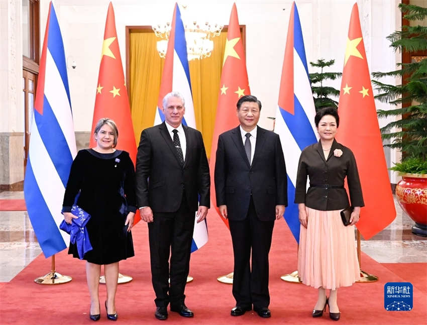 Xi Jinping realiza conversações com presidente cubano