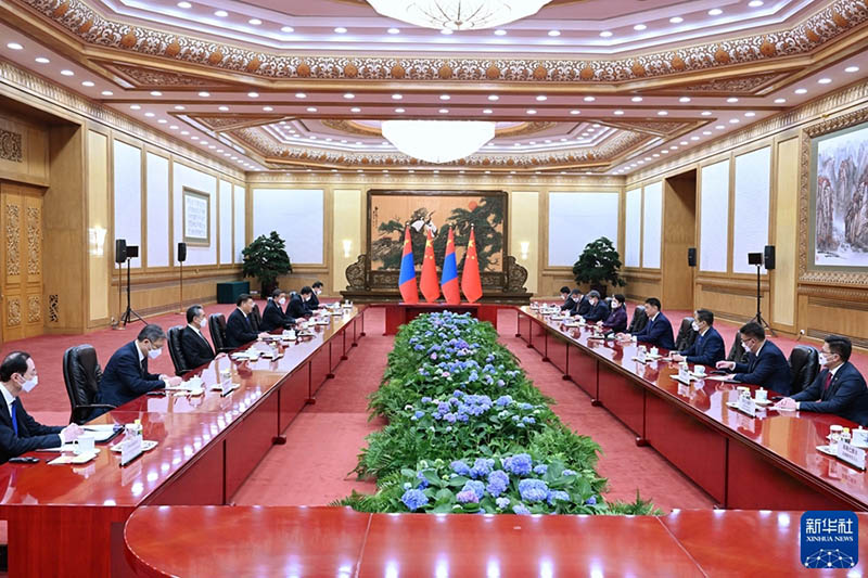 Xi Jinping se reúne com presidente da Mongólia