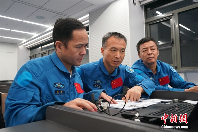 Galeria: imagens de treinamento de astronautas de Shenzhou-15  