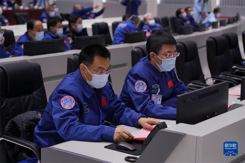 Nave espacial tripulada chinesa Shenzhou-15 atraca à combinação da estação espacial