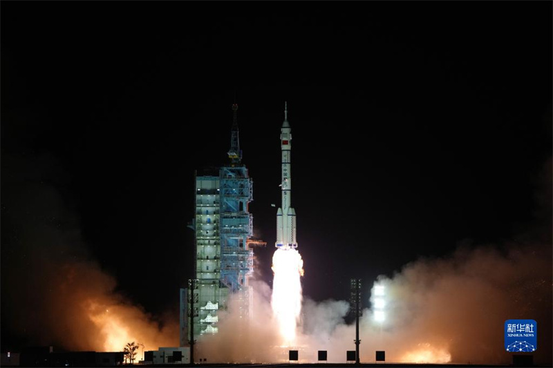 China lança nave espacial tripulada Shenzhou-15