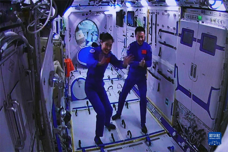 Seis astronautas da China, em duas missões, fazem encontro histórico no espaço