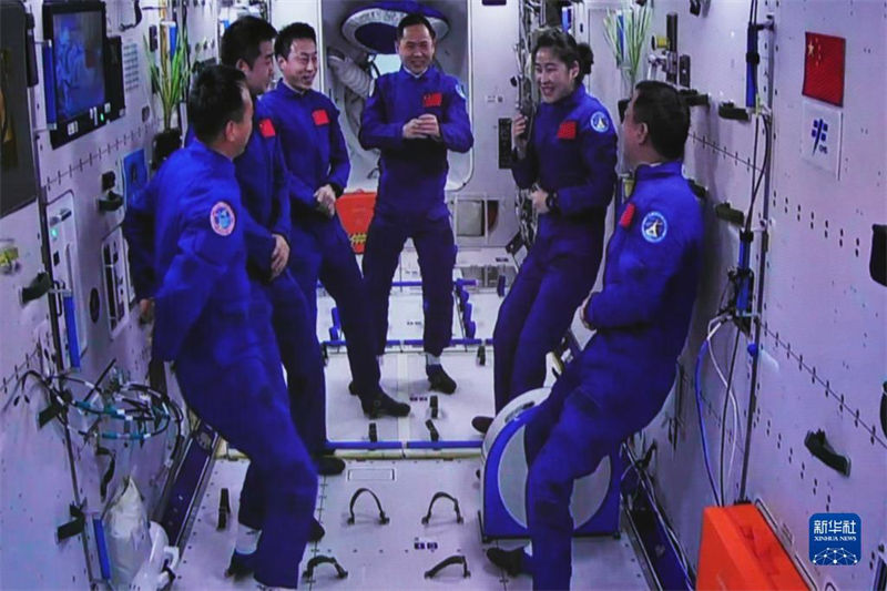 Seis astronautas da China, em duas missões, fazem encontro histórico no espaço