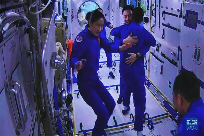 Seis astronautas da China, em duas missões, fazem encontro histórico no espaço