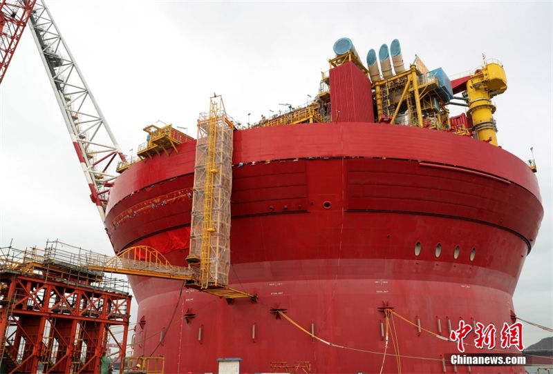 Dispositivo FPSO de fabricação chinesa é entregue no leste da China