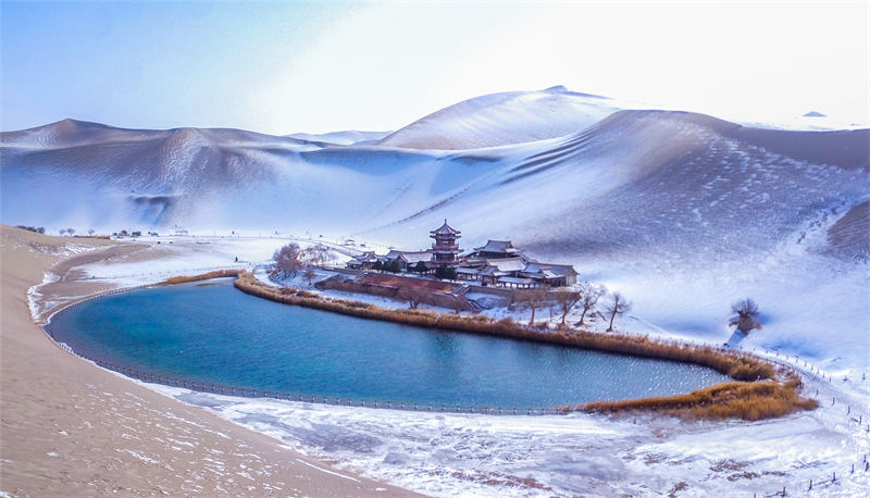 Galeria: paisagem pitoresca do lago Crescente após queda de neve