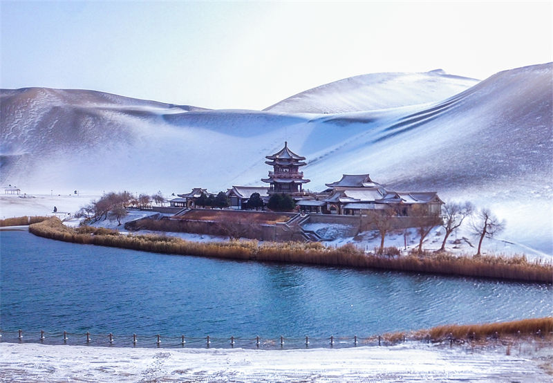 Galeria: paisagem pitoresca do lago Crescente após queda de neve