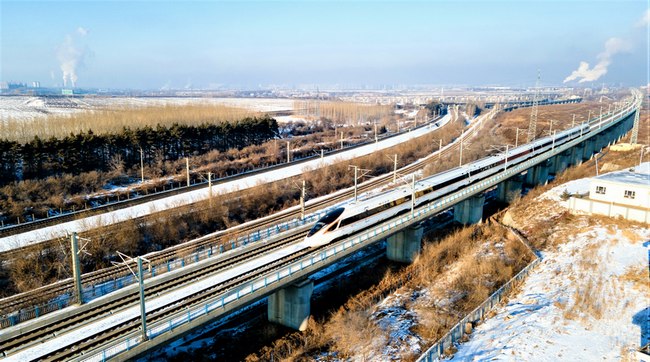 Primeira ferrovia de alta velocidade na região gélida da China registra décimo aniversário